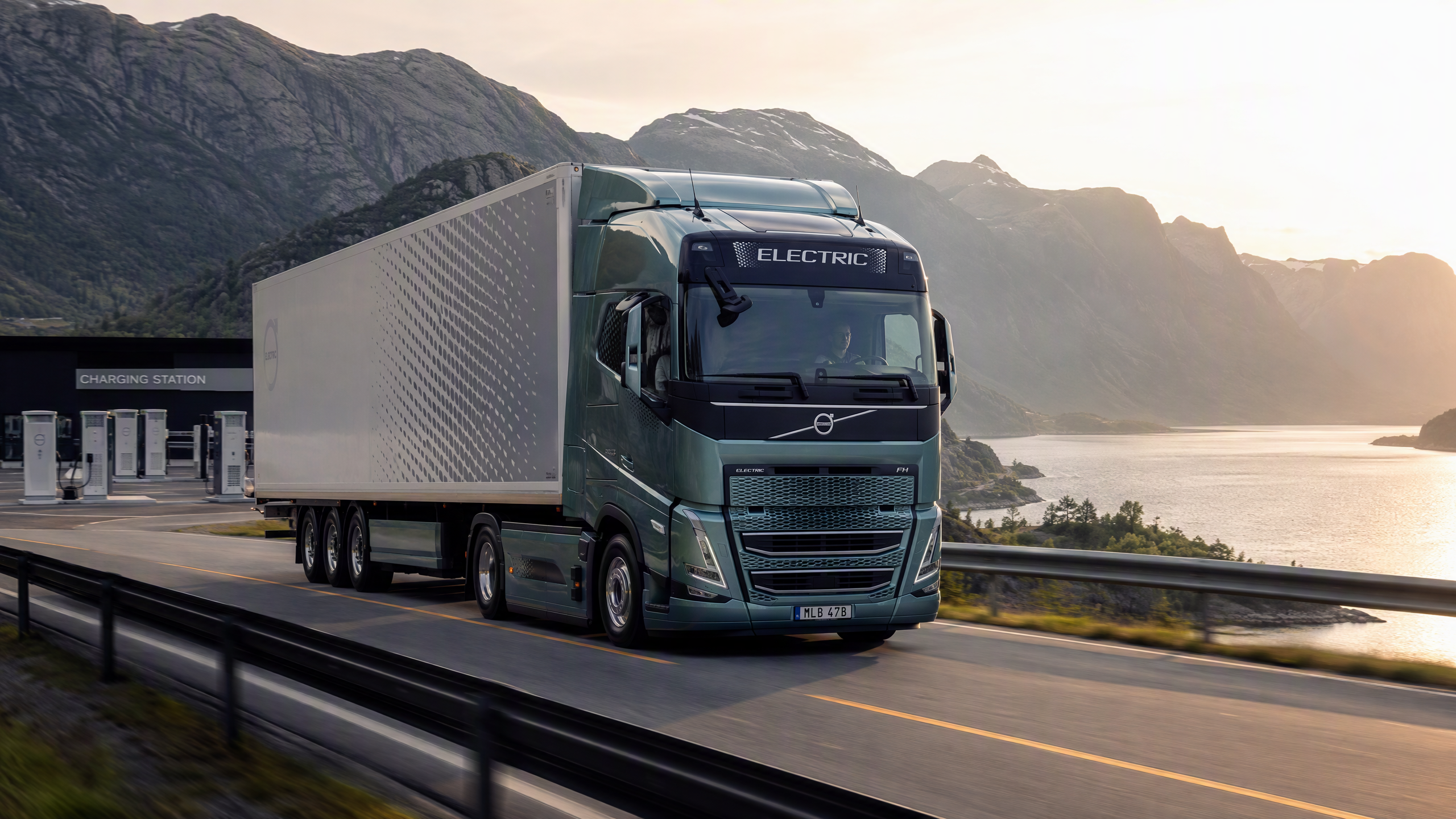 Το Volvo FH Electric κινείται σε σκανδιναβικό αυτοκινητόδρομο — το ηλεκτρικό φορτηγό 80 τόνων που κυκλοφορεί το 2027