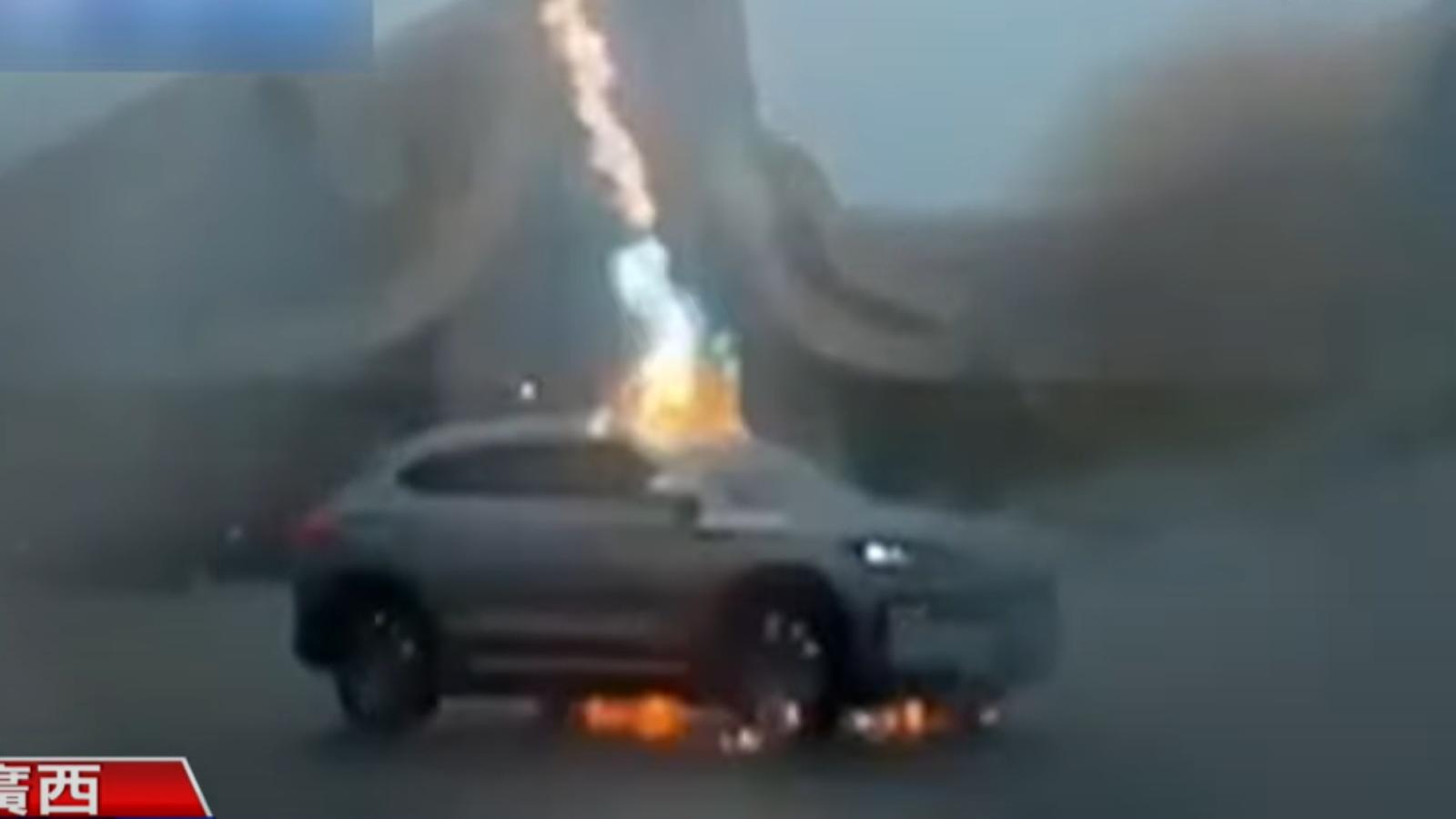 Ηλεκτρικό BYD Song Plus EV τη στιγμή που χτυπιέται από κεραυνό στην Κίνα
