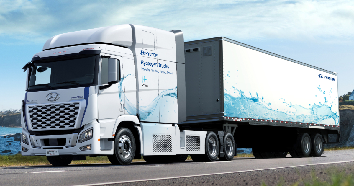 Hyundai XCIENT Fuel Cell – Νέα γενιά (στατικό) Νέα γενιά Hyundai XCIENT Fuel Cell με αναβαθμισμένο σύστημα κυψελών καυσίμου, φορτηγό υδρογονοκίνησης για logistics μεγάλων αποστάσεων.