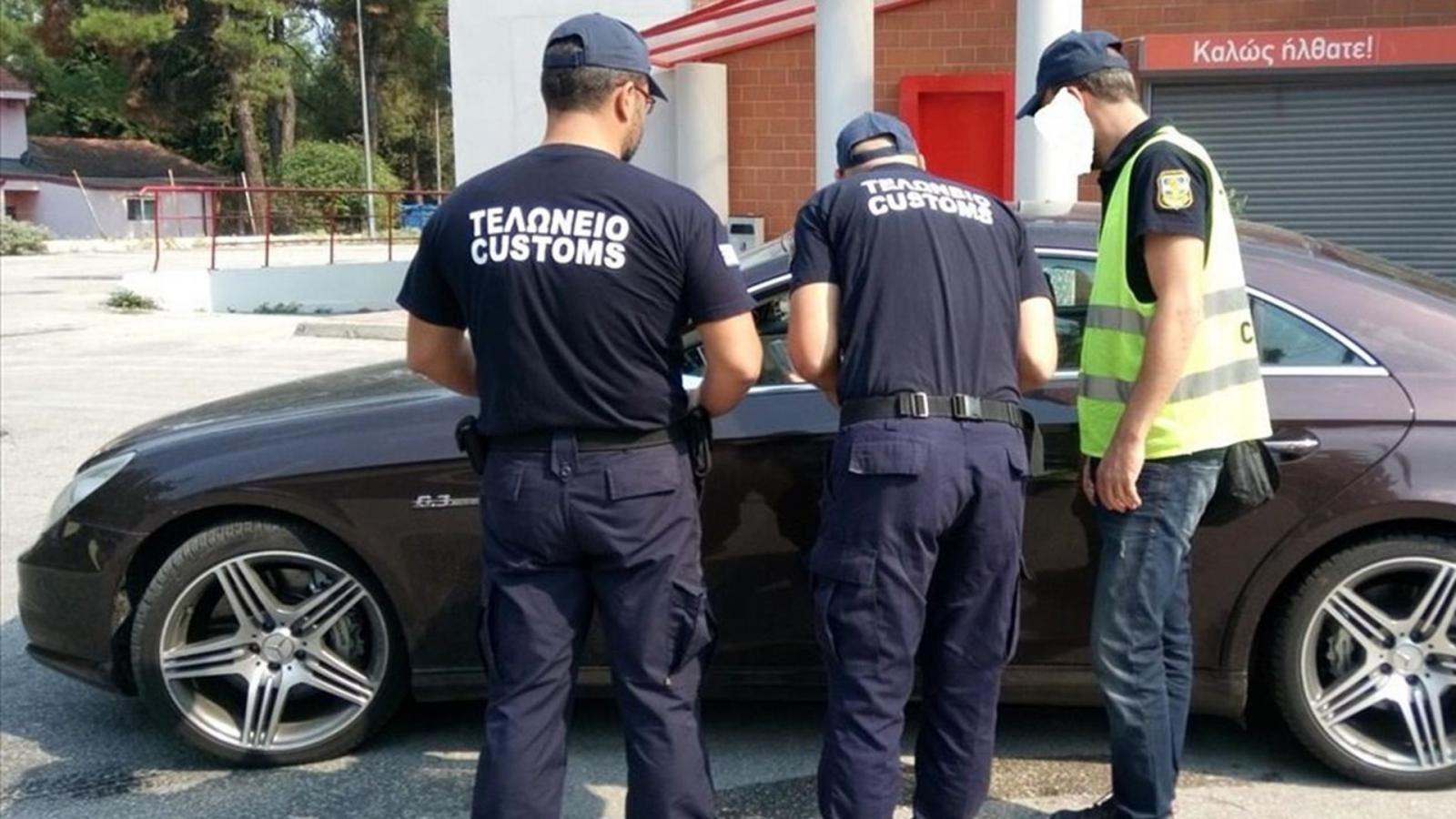 Αυτοκίνητο με ξένες πινακίδες σε ελληνικό δρόμο – Πληροφορίες για νόμιμη χρήση και πρόστιμα στην Ελλάδα.