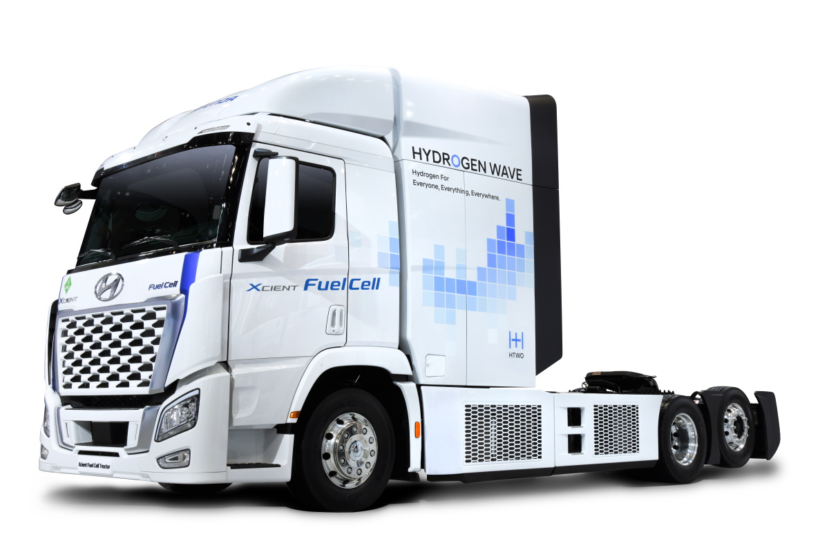 Hyundai XCIENT Fuel Cell – Πλάγια λήψη σε δρόμο Hyundai XCIENT Fuel Cell φορτηγό υδρογόνου σε ευρωπαϊκό αυτοκινητόδρομο, βαρέως τύπου όχημα μηδενικών εκπομπών για εμπορευματικές μεταφορές.